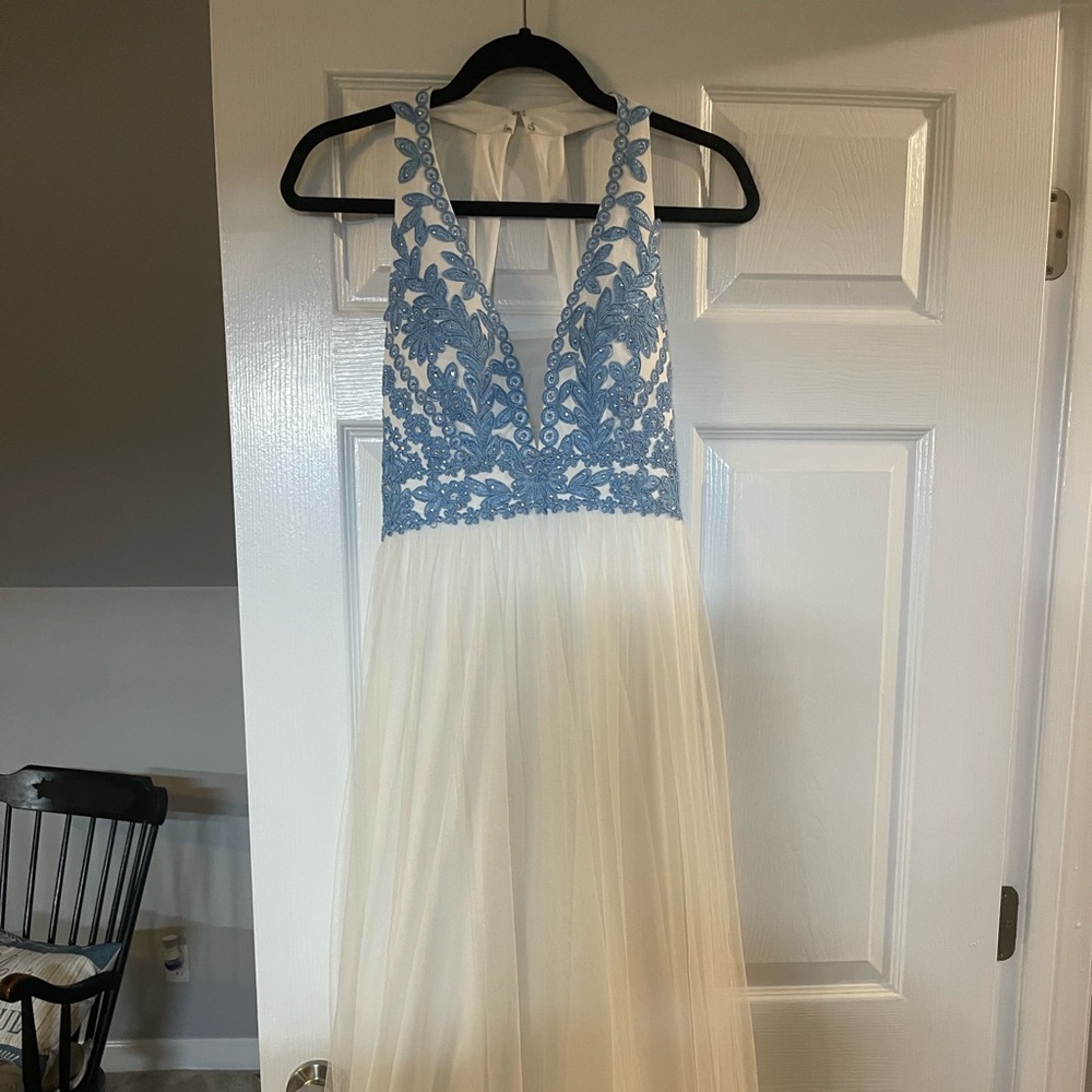Brand new prom / evening gown. Never worn. Perfect condition! Size 6/ small.